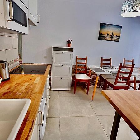 Cozy Two Bed Apartment. Адехе Екстериор снимка