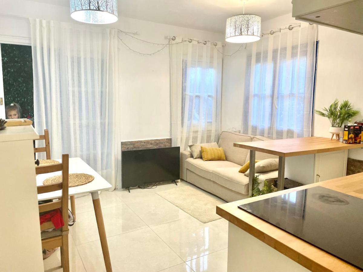 Cozy Two Bed Apartment. Адехе Екстериор снимка