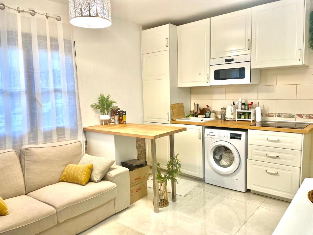 Cozy Two Bed Apartment. Адехе Екстериор снимка
