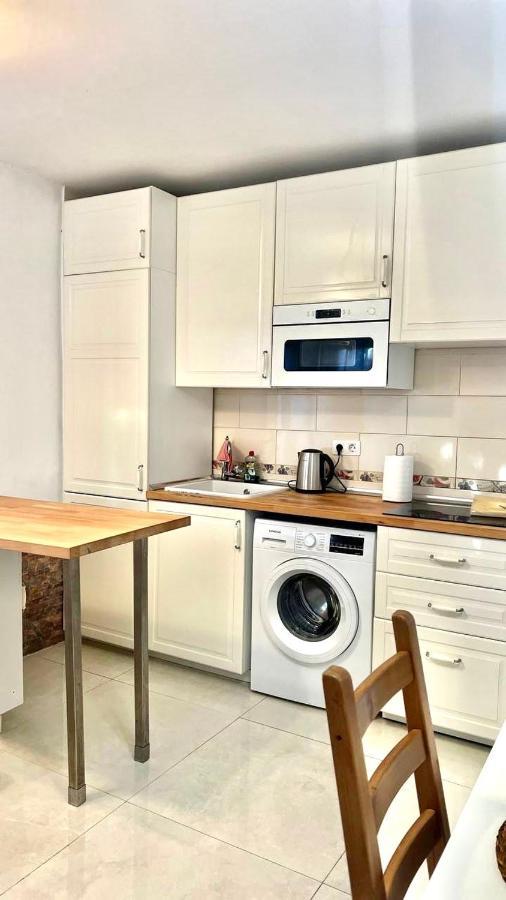 Cozy Two Bed Apartment. Адехе Екстериор снимка