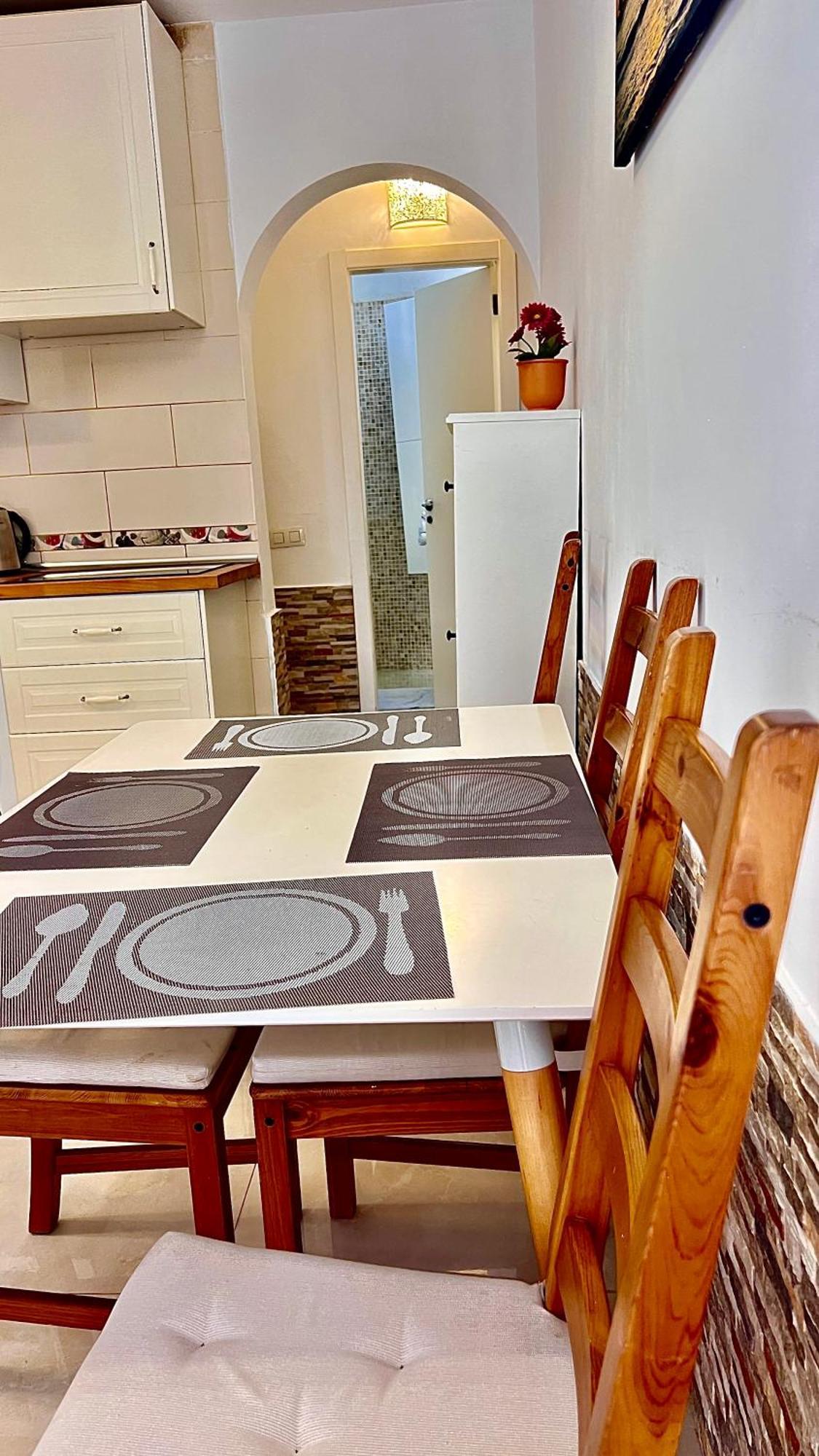 Cozy Two Bed Apartment. Адехе Екстериор снимка