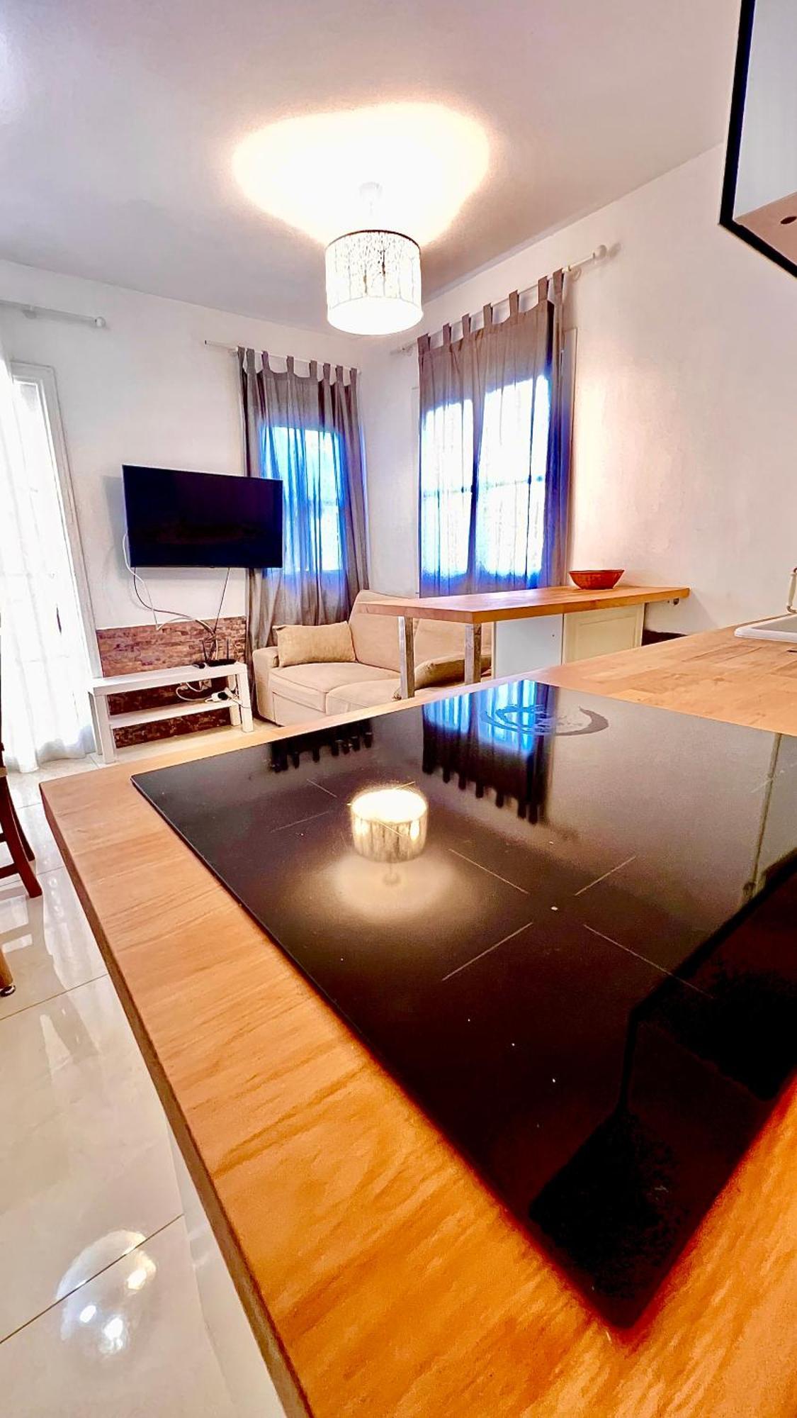 Cozy Two Bed Apartment. Адехе Екстериор снимка