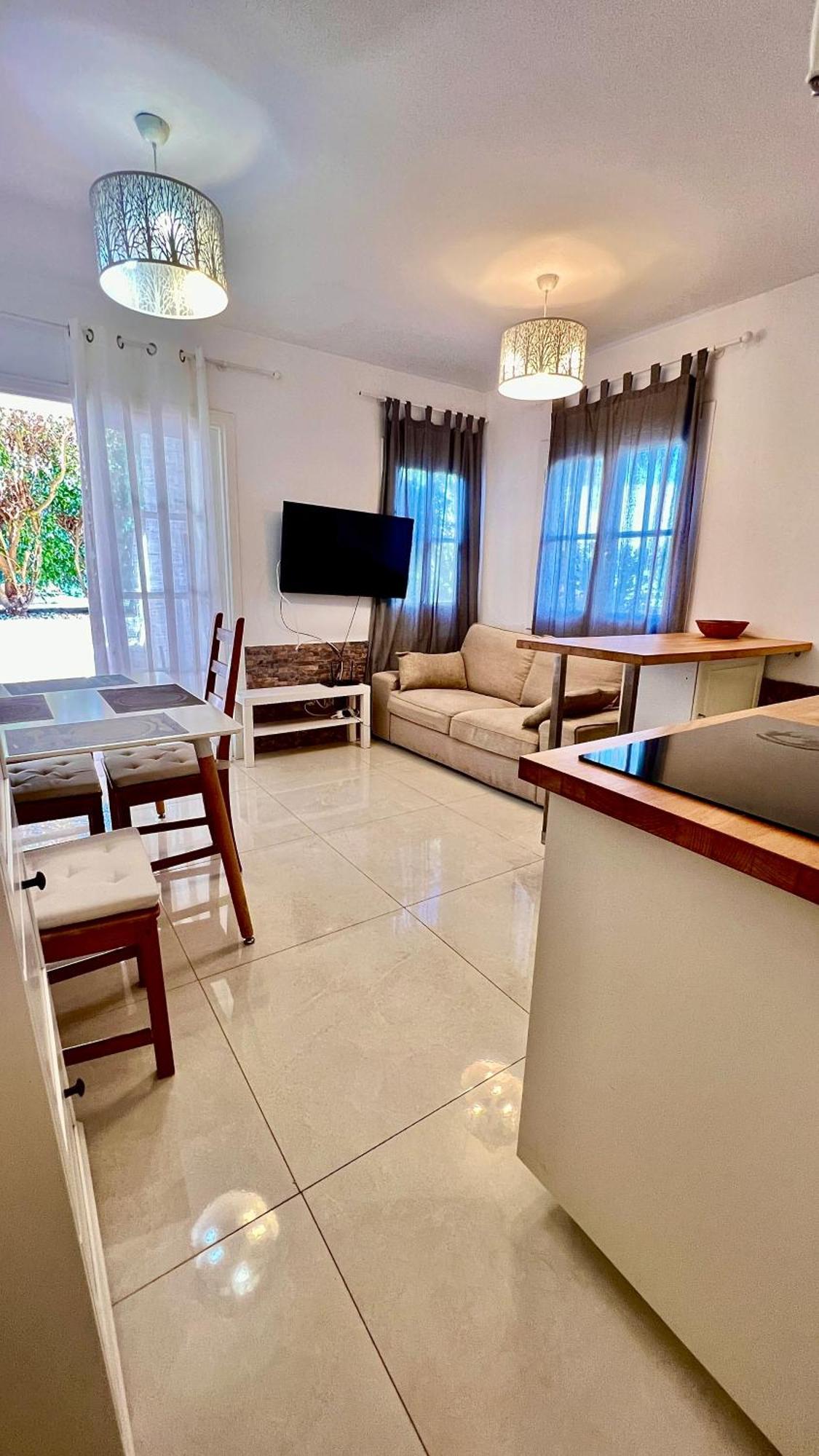 Cozy Two Bed Apartment. Адехе Екстериор снимка