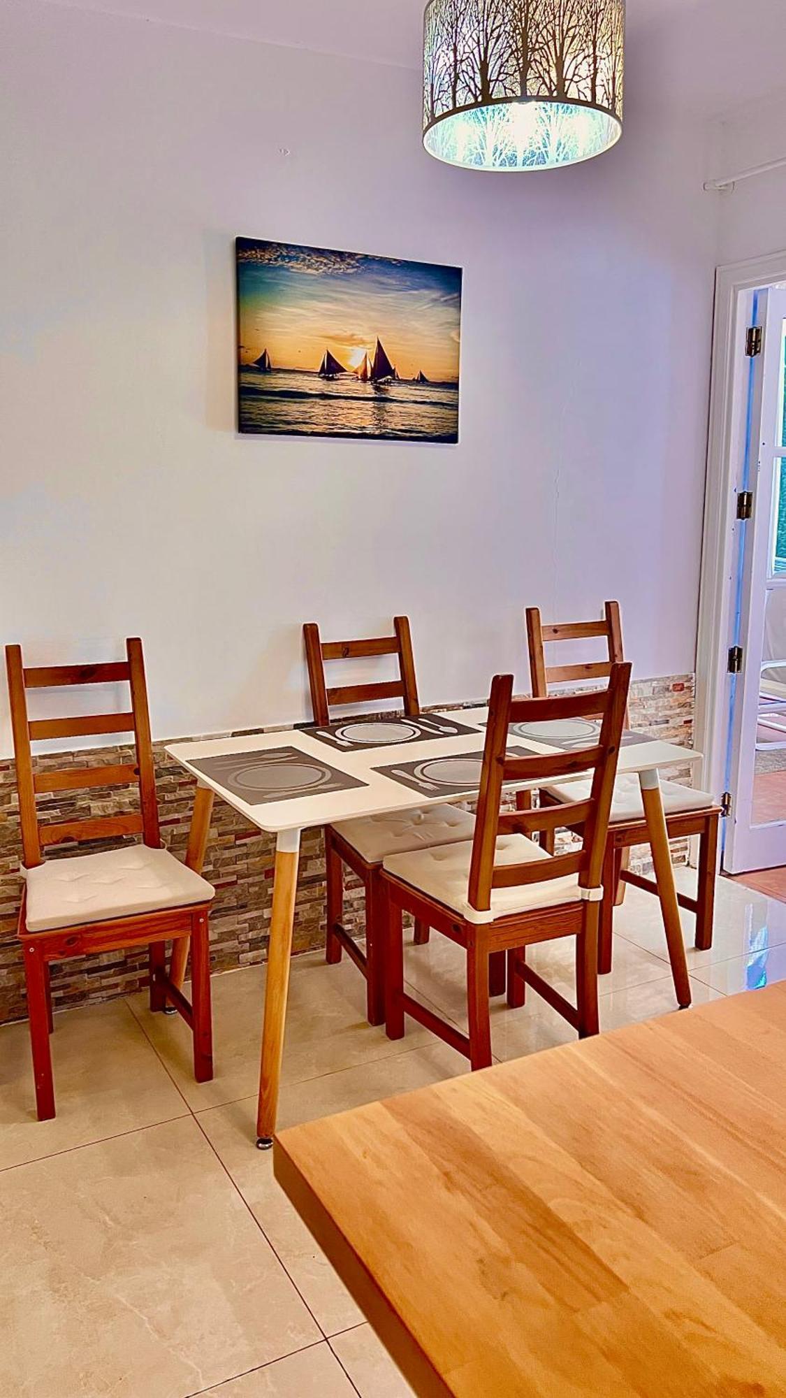 Cozy Two Bed Apartment. Адехе Екстериор снимка