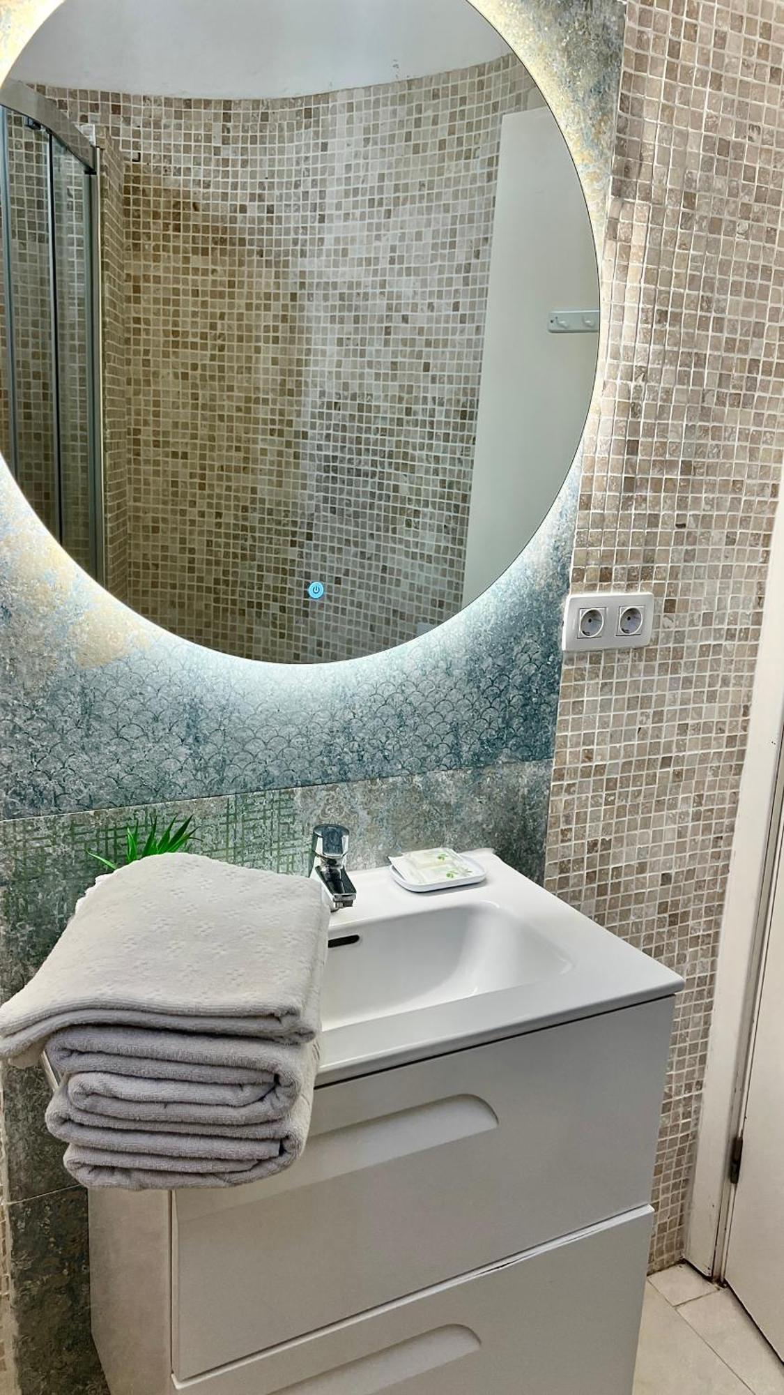 Cozy Two Bed Apartment. Адехе Екстериор снимка