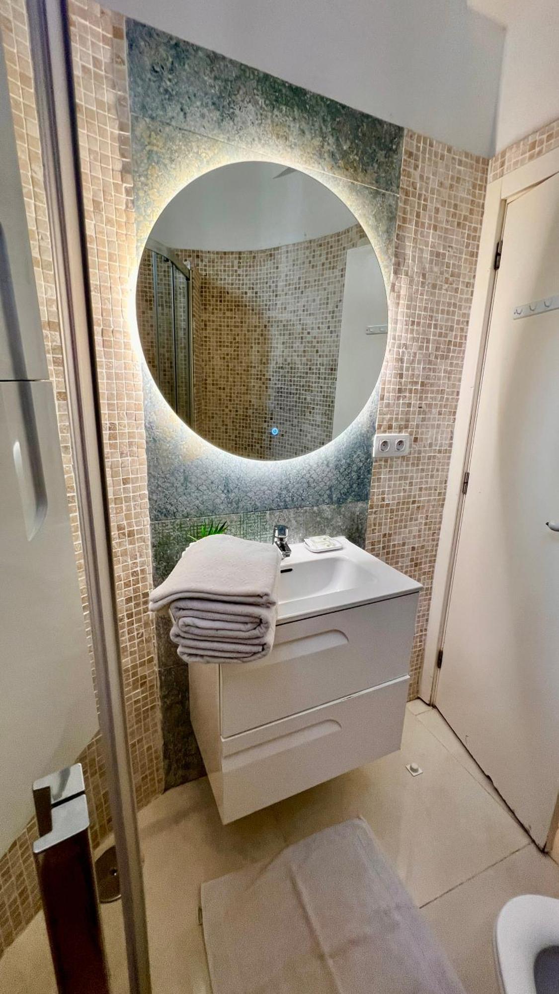 Cozy Two Bed Apartment. Адехе Екстериор снимка